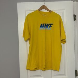 Nike T-shirt Men's XL Yellow Loose Fit Short Sleeve Graphic Crew Neck